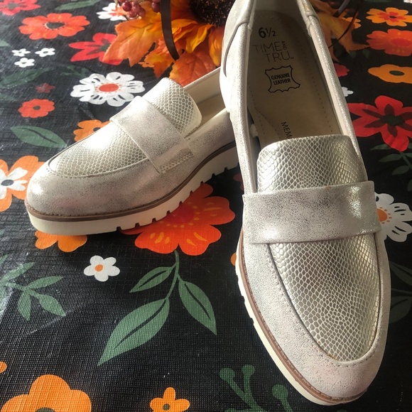Time and Tru Women’s Leather Gold Loafer Size 6.5 NWT - Picture 1 of 13